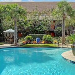 Royal Retreat | 2BR • 5 Min Walk to Galleria