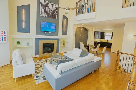 Spacious & Luxurious | 4 Beds 2.5 Bath w/ Jacuzzi - Image 1