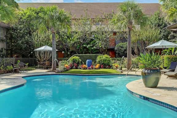 Royal Retreat | 2BR • 5 Min Walk to Galleria - Image 1