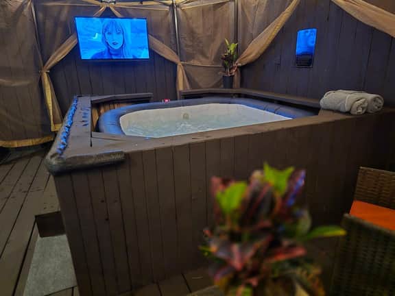 Limited Spring Offer | Private Jacuzzi | Sleeps 9