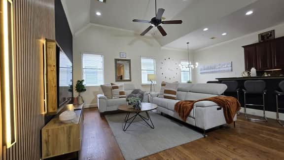 Stay Stylish This Spring | 3BR Jacuzzi + Parking