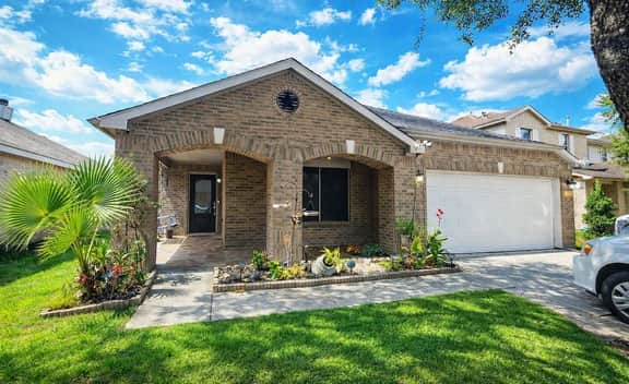 IAH | Spacious 4BR Retreat | 5 Beds | Sleeps 10 - Image 2