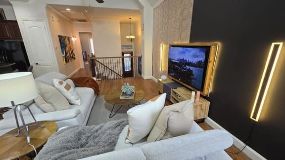 Stay Stylish This Spring | 3BR Jacuzzi + Parking