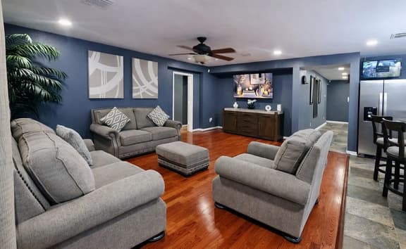 IAH | Spacious 4BR Retreat | 5 Beds | Sleeps 10 - Image 1